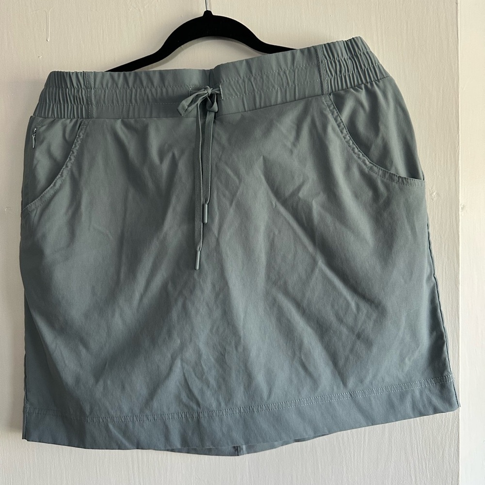 Woman's short/skirt, size L.